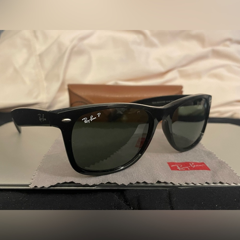 Ray-Ban New Wayfarer Polarized Classic Black Sunglasses RB2132